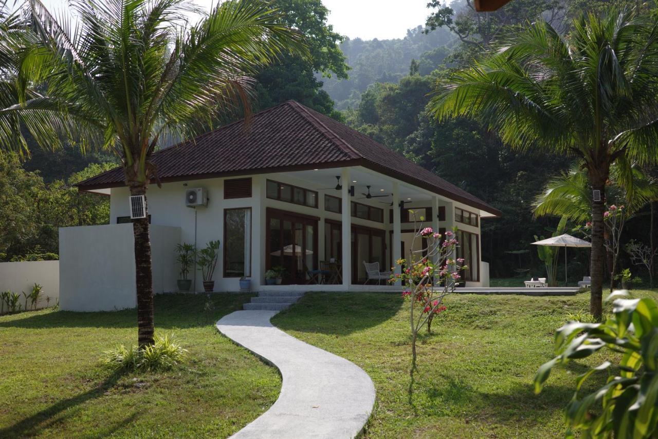 Villa Meranti - Spacious Private Pool Villa Pantai Cenang  Exterior photo